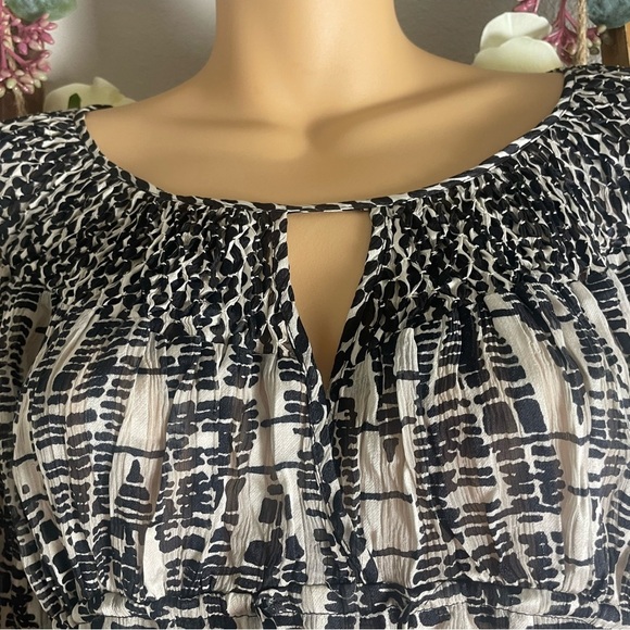 BCBGMaxAzria 10% Silk Boho Peasant Top Smocked Tie Waist Size XS EUC Fits Small - Picture 7 of 13
